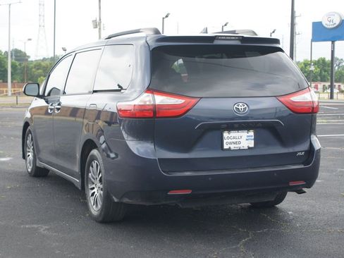 Used 2019 Toyota Sienna XLE w/ XLE Navigation Package FWD image 17