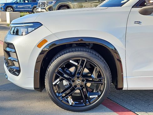 New 2026 Volkswagen Tiguan SE R-Line image 5