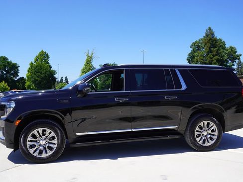 Used 2023 GMC Yukon XL Denali AWD/4WD image 3