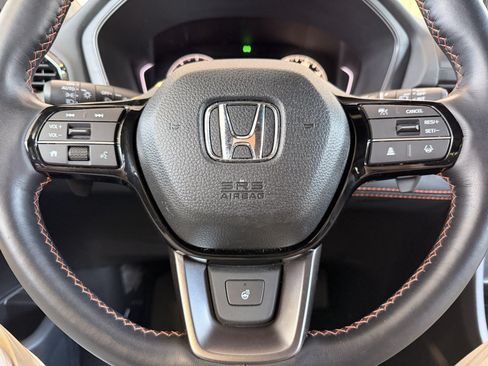 Used 2025 Honda Pilot TrailSport image 9