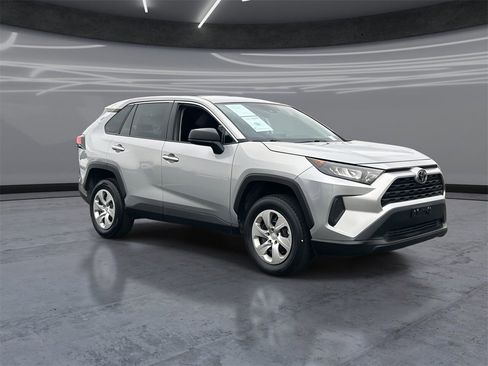 Used 2022 Toyota RAV4 LE image 2