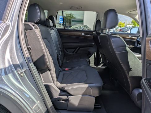 Used 2024 Volkswagen Atlas SE AWD/4WD image 33