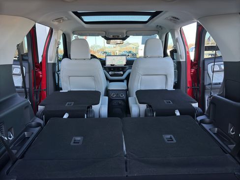 Used 2025 Ford Explorer Platinum w/ Ultimate Package image 40