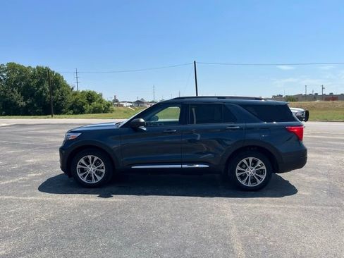 Used 2022 Ford Explorer XLT w/ Equipment Group 202A image 4
