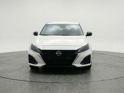 Used 2025 Nissan Altima 2.5 SV image 2