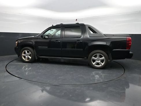 Used 2011 Chevrolet Avalanche LT w/ Luxury Package AWD/4WD image 4
