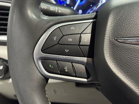 Used 2023 Chrysler Pacifica Touring-L image 30