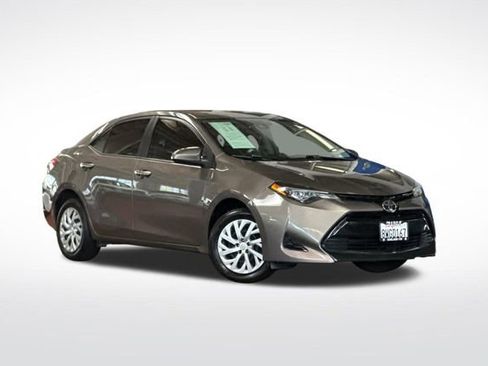 Used 2018 Toyota Corolla LE FWD image 2