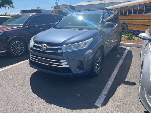 Used 2017 Toyota Highlander LE AWD/4WD image 2