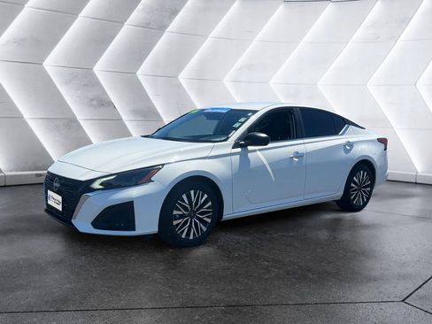 Used 2025 Nissan Altima 2.5 SV FWD image 2