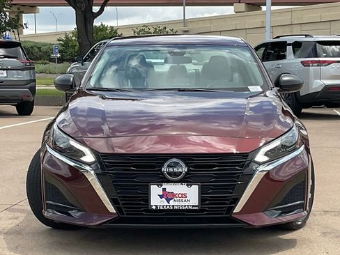 Used 2025 Nissan Altima 2.5 SV FWD image 2