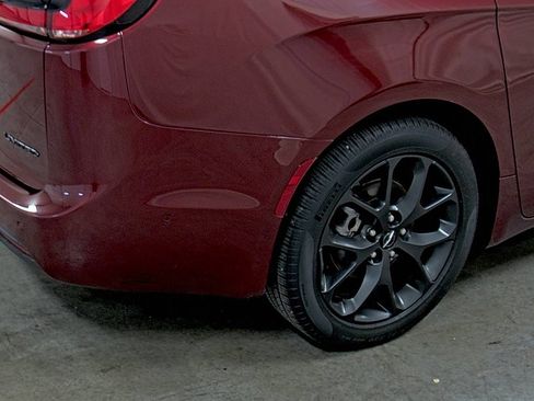 Used 2023 Chrysler Pacifica Limited w/ S Appearance Package image 12