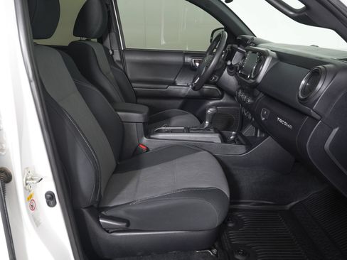 Used 2020 Toyota Tacoma TRD Sport AWD/4WD image 9