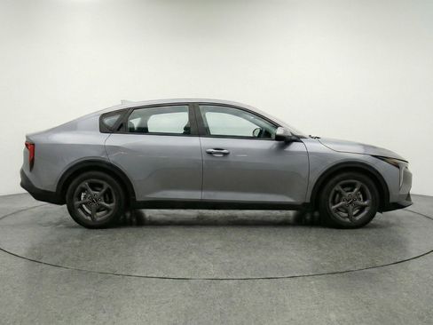 Used 2025 Kia K4 LXS image 11