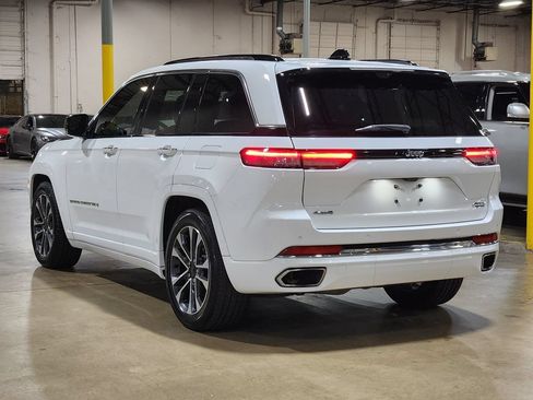 Used 2023 Jeep Grand Cherokee Overland w/ Luxury Tech Group IV AWD/4WD image 11