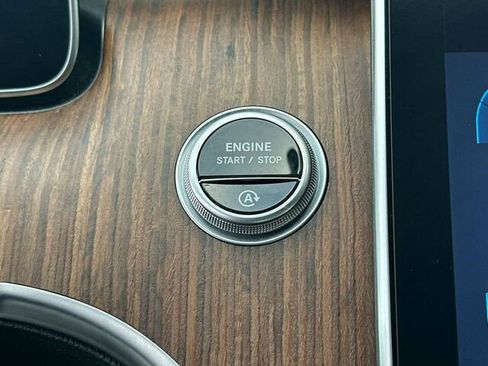 Used 2025 Mercedes-Benz C 300 4MATIC Sedan image 27