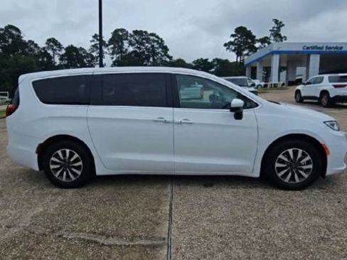 Used 2023 Chrysler Pacifica Touring-L FWD image 9