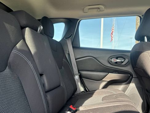 Used 2020 Jeep Cherokee Latitude FWD image 31