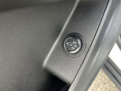 Used 2023 Chevrolet Traverse LT image 24