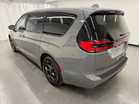 Used 2022 Chrysler Pacifica Limited w/ Uconnect Theater Family Group image 3