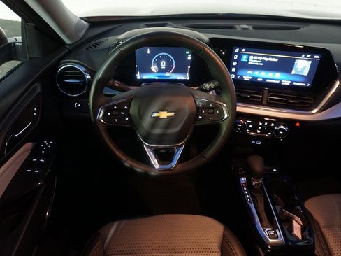 Certified 2025 Chevrolet Trax LT w/ LT Convenience Package image 12