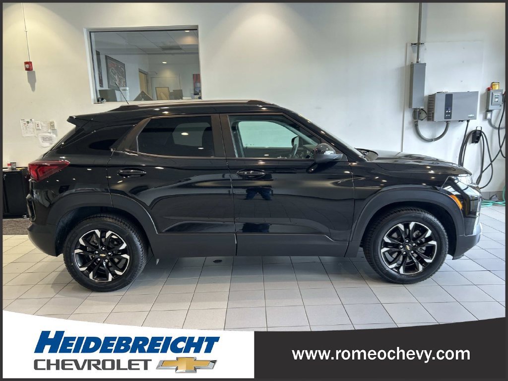 Used 2021 Chevrolet TrailBlazer LT w/ Sun and Liftgate Package FWD image 2
