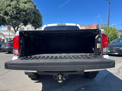 Certified 2018 Toyota Tacoma TRD Off-Road AWD/4WD image 40