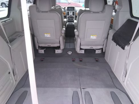 Used 2008 Chrysler Town & Country Limited w/ Entertainment Group #3 image 8