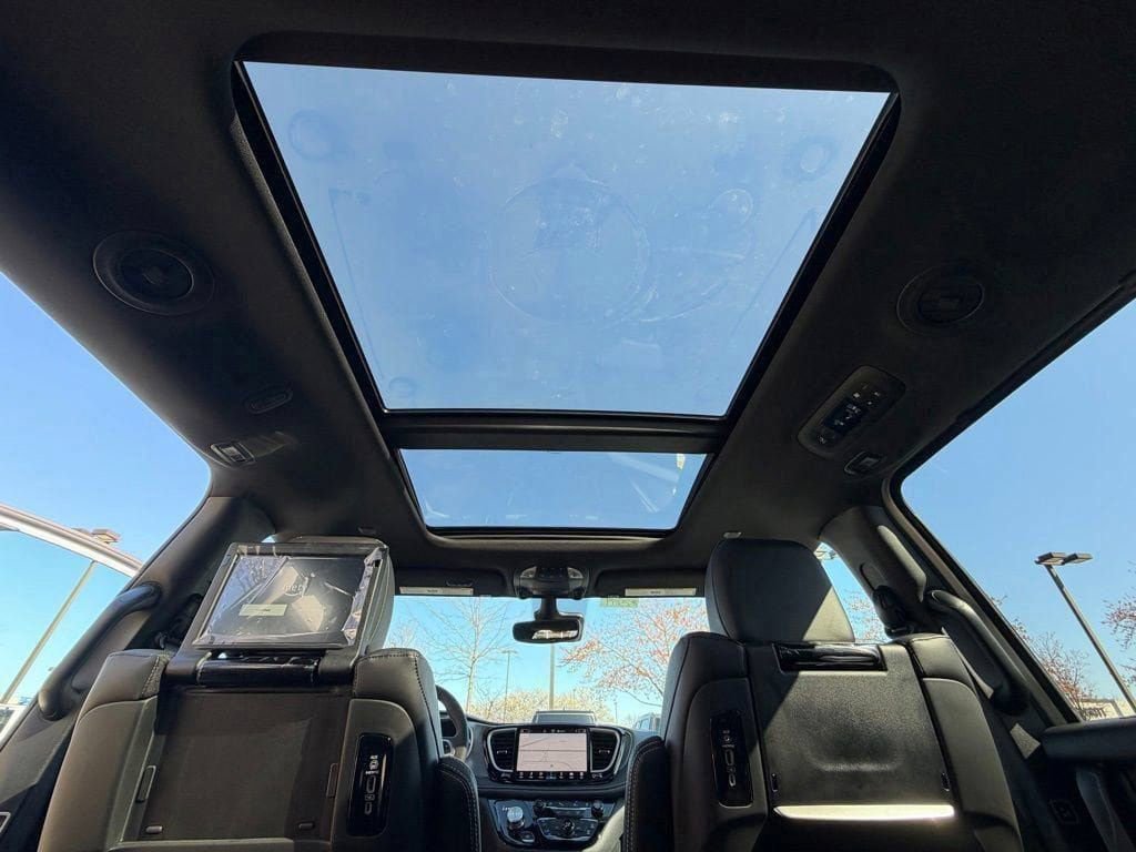 New 2026 Chrysler Pacifica Select FWD image 30