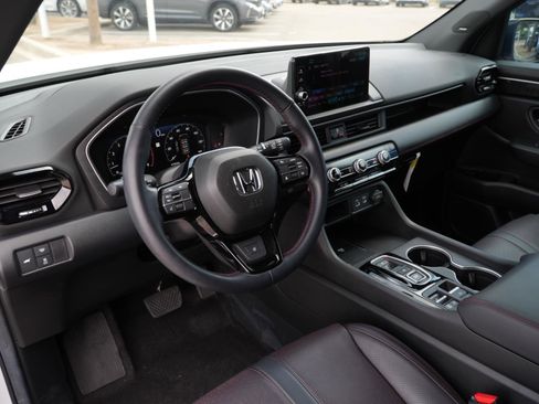 Used 2025 Honda Pilot Black Edition image 15
