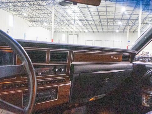 Used 1988 Lincoln Town Car Signature RWD image 11