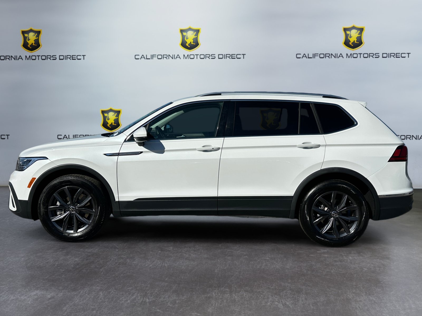 Used 2023 Volkswagen Tiguan SE FWD image 2