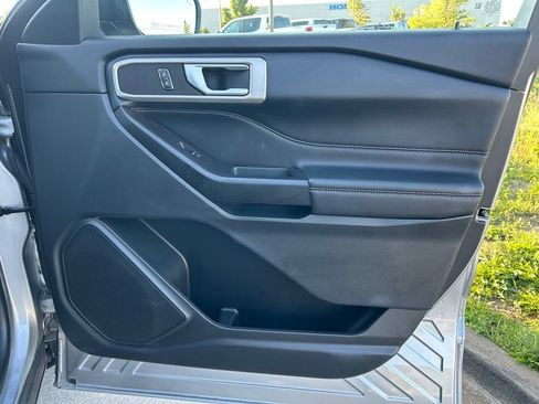 Used 2020 Ford Explorer XLT w/ Equipment Group 202A AWD/4WD image 31