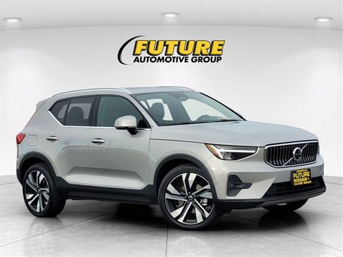 Used 2023 Volvo XC40 B5 Plus image 1