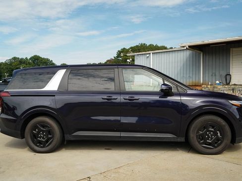Used 2025 Kia Carnival FWD image 3