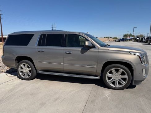Used 2018 Cadillac Escalade ESV Luxury AWD/4WD image 4