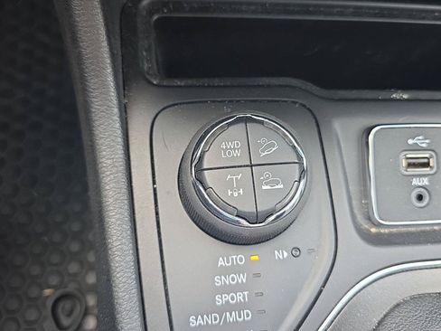 Used 2019 Jeep Cherokee Trailhawk w/ Comfort/Convenience Group AWD/4WD image 19