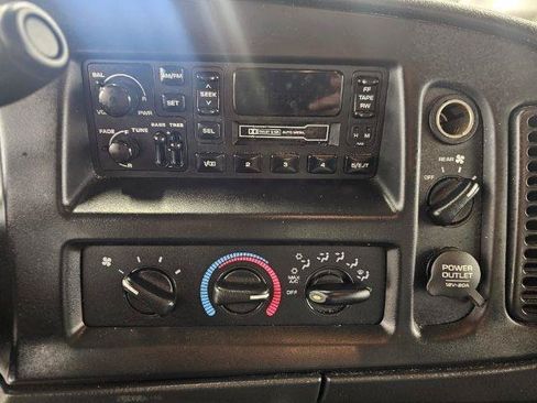 Used 2001 Dodge B2500 Passenger RWD image 12