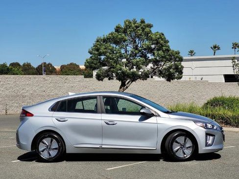 Used 2022 Hyundai Ioniq SE FWD image 3