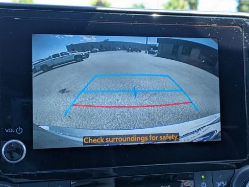 Used 2024 Toyota Highlander LE FWD image 20