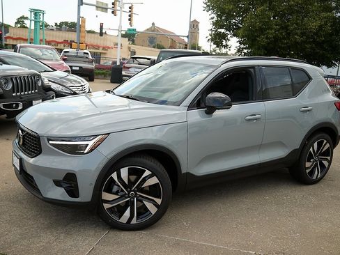 New 2025 Volvo XC40 B5 Plus w/ Protection Package Premier image 3