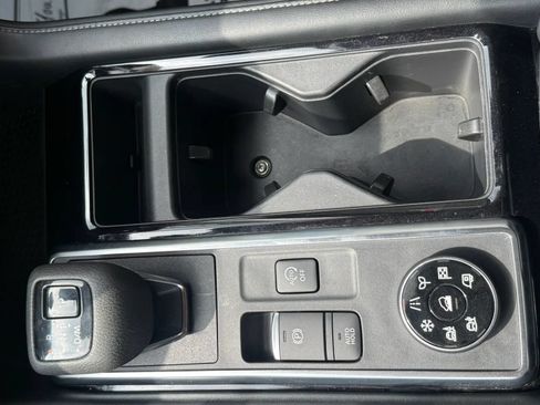 Used 2023 Nissan Pathfinder SV w/ SV Premium Package AWD/4WD image 17