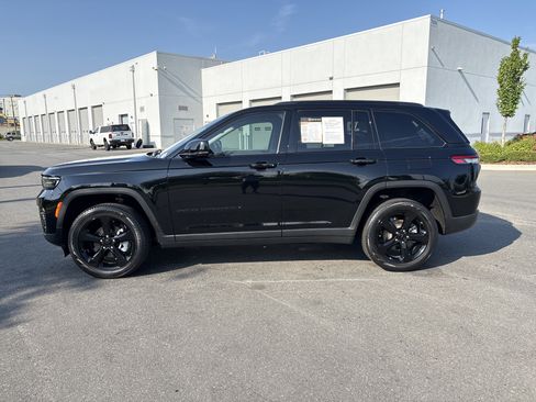 Certified 2023 Jeep Grand Cherokee Limited w/ Black Appearance Package AWD/4WD image 6