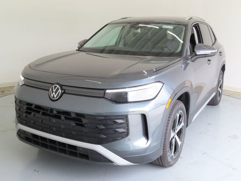 New 2025 Volkswagen Tiguan SE image 9