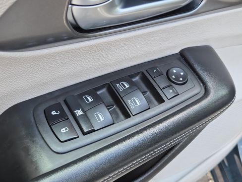 Used 2022 Chrysler Pacifica Touring-L FWD image 17