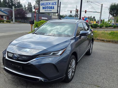 Used 2024 Toyota Venza XLE AWD/4WD image 1