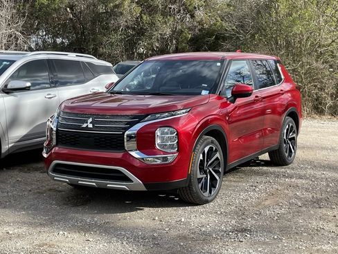 Used 2024 Mitsubishi Outlander SE image 1