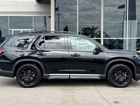 Used 2025 Honda Pilot Touring image 4