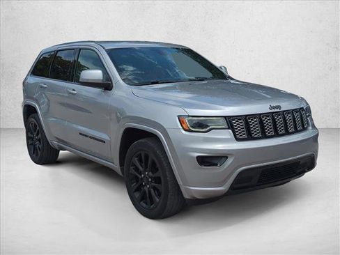 Used 2020 Jeep Grand Cherokee Altitude RWD image 3