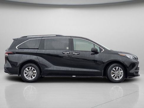 New 2026 Toyota Sienna XLE image 25
